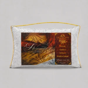 Almohada Florencia blanca con funda de algodón labrado en su empaque transparente con manija dorada.